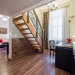 Classic In Old Town Apartment *